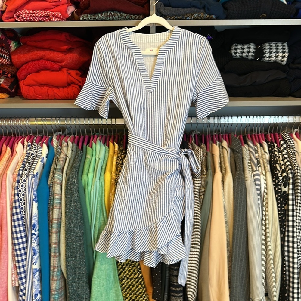 Vineyard Vines blue/white seersucker striped short sleeve v neck dress size 0